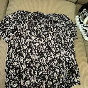 Hot Topic Mushroom button down size Medium